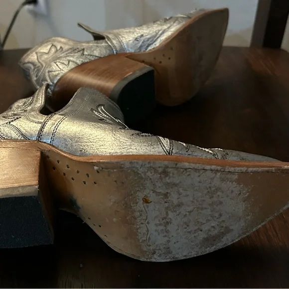 Ariat metallic silver western booties in excellent condition. - Picture 8 of 9